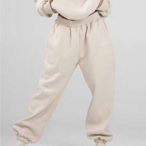 Comfrt signature fit sweatpants in shade bone in size small